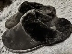 fitflop 黒いファー付きスエードスリッパ