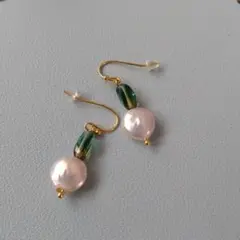 真珠とグリーンビーズのフックピアス