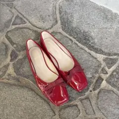 リボン付きエナメル赤フラットシューズ