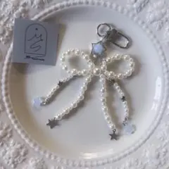 白リボン ビーズキーホルダー ストラップチャーム 韓国 y2k コレクトブック