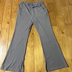 GU ベージュパンツ