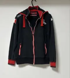 Kappaフード付き黒パーカー 赤いアクセント