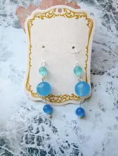 青のドロップ型ピアス キャッツアイ使用