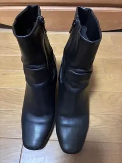 黒 合成皮革 ショートブーツ 中ヒールのサムネイル