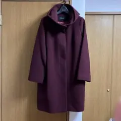 ワインレッドのフード付きロングコート