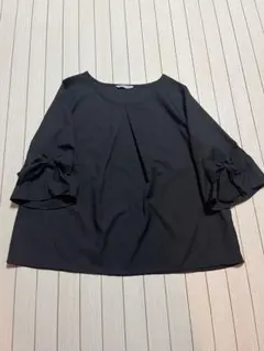 黒のリボン付き五分袖トップス