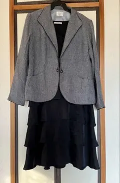 グレー チェック柄 ジャケット、ブラックドレス