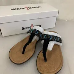 7M1 MINNETONKA ROATAN トングサンダル ブラック 23cmのサムネイル