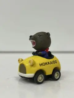 クマが乗ったミニカー　北海道