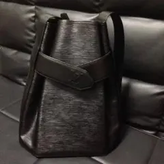 Louis Vuitton ブラック エピ　レザー　ショルダーバッグ 黒