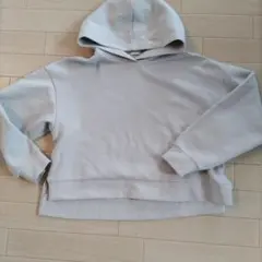 GU グレー フード付き クロップドパーカー