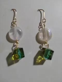 ㉜キラキラ緑のサンキャッチャーピアス