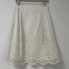 90.FRANCO FERRAROカットワークレース膝丈綿スカート　オフホワイトのサムネイル