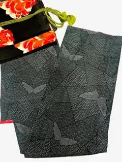 【美品】小紋袷　ポリエステル着物　洗える着物　洗える小紋　蝶々　水玉　縦縞　黒