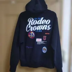 Rodeo Crowns フード付きブラックパーカー　バックにロゴ＆刺繍パッチ付