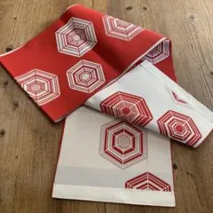 正絹。真っ赤な博多帯のような感触の帯です。リバーシブルにも使えるかもしれません。