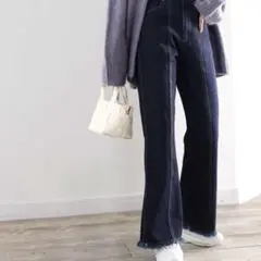 最旬美脚デニム。裾フリンジセミフレアデニムパンツ