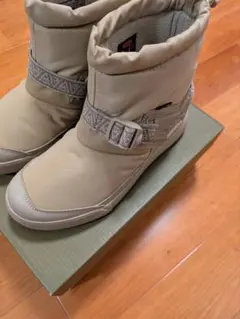 KEENベージュ スノーブーツ ストラップ付き23.5cm