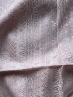 薄いピンクの幾何学模様の生地