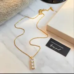 上品3連ストーンネックレス ゴールドカラー ジルコニア風 シンプルデザイン