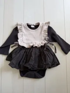 MONBEBE ダークグレー フリル付きロンパース Mサイズ