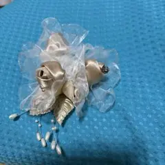 エレガントなベージュの花モチーフブローチ