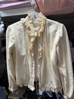 スタンドカラーの裏起毛ベージュシャツ