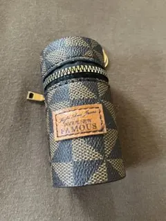 円筒型 レザー調 キーケース 小物入れ ブラウン系 幾何学柄 チャーム付き