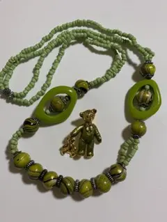 ヴィンテージ　黄緑系二点セット　揺れるくまさん親子ブローチ長めネックレス　年代物