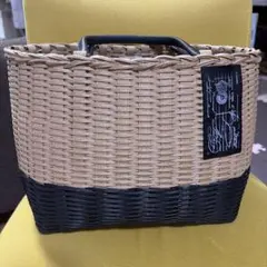 ベージュと黒の編み込みかごバッグ
