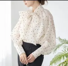 【美品】ホワイト ドット柄 ボウタイ ブラウスのサムネイル