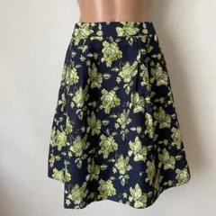 【美品】PICCIN 花柄　フレアスカート Mのサムネイル