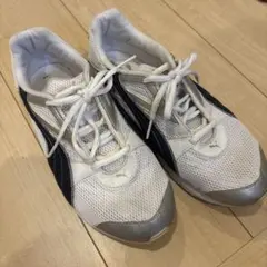 ネイビー スニーカー