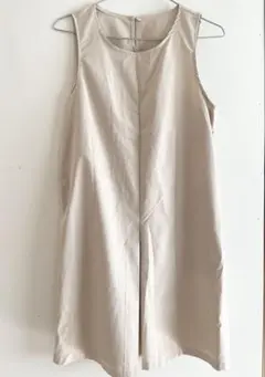 ベージュ ノースリーブ ワンピース