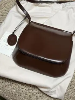 TOUT Y EST トゥティエ CAJOU MINI BROWNのサムネイル