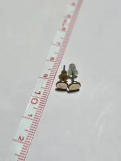 ゴールドとシルバーのスタッドピアス