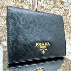 【美品】プラダ 二つ折り財布 ブラック サフィアーノ ゴールドロゴ ユニセックス