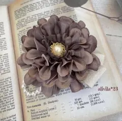 ㊗️ハレノヒ№23❁⃘ダリアコサージュ*グレーブラウン* 2way*卒業式*入学式