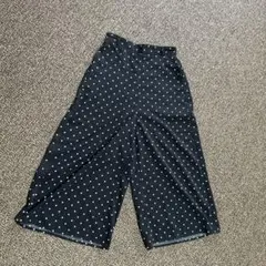 GU 黒に白のドット柄キュロットパンツ