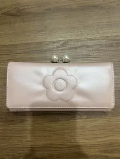 エンボスデイジーパールパース（パールピンク）MARY QUANT 長財布　がま口