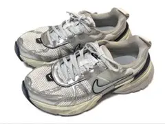 NIKE スニーカー シルバー　23.5