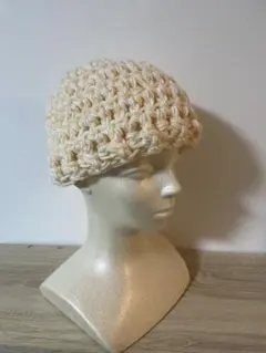 クリーム色のニット帽