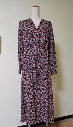 ユニクロ　プリントVネックフレアワンピース