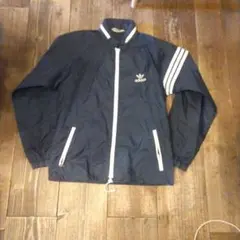 adidas ナイロンジャンパーです。