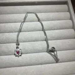 ルビーの花形ペンダントネックレス