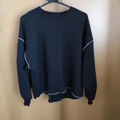 白いライン入りトレーナー