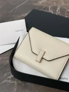 Valextra 　イジィデ　 三つ折り財布のサムネイル