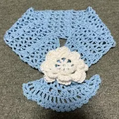手編み　ミニマフラー　鍵編み　白×水色　お花の通し口のあるマフラー