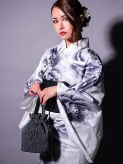 Tika 白紫花柄浴衣・黒いバッグ付き