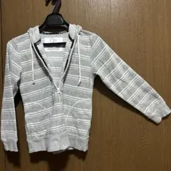 グレーとホワイトのストライプパーカー